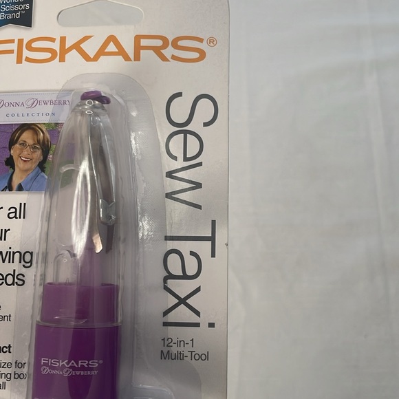 Fiskars Sew Taxi, 12 in 1 multi tool sewing companion - Picture 3 of 5